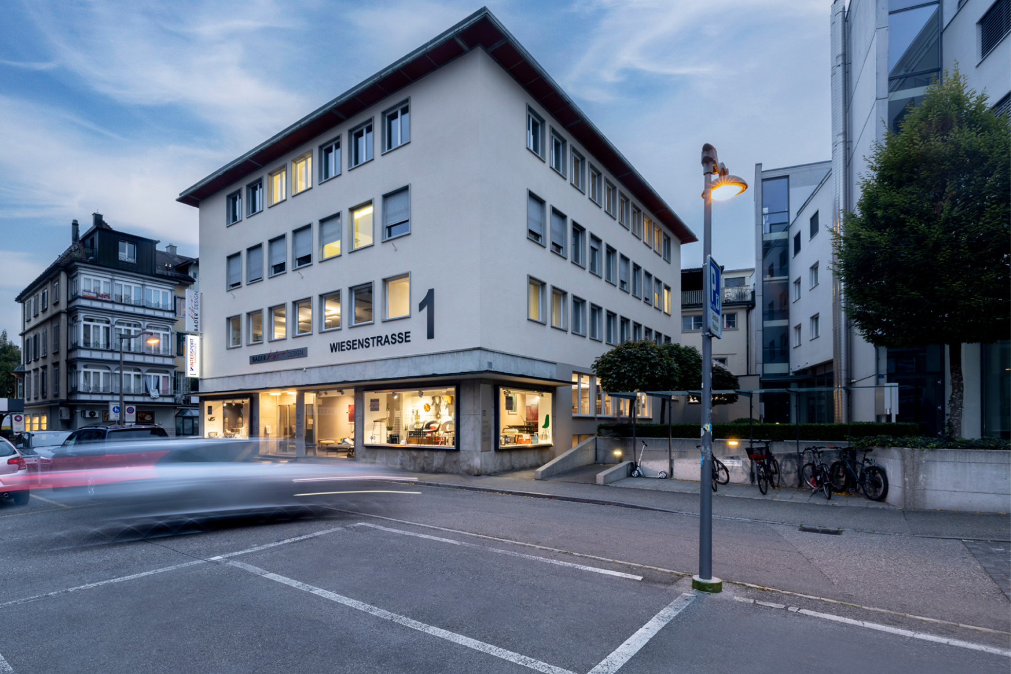 Parkplätze und Geschäft der Bader Bürodesign Langenthal